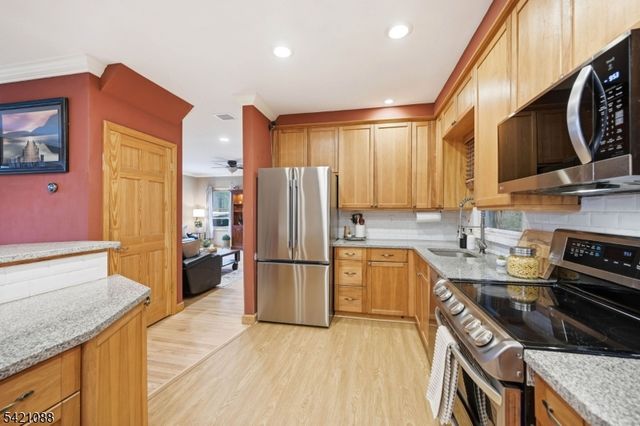 219 Snake Den Rd, Bloomingdale Boro, NJ 07465