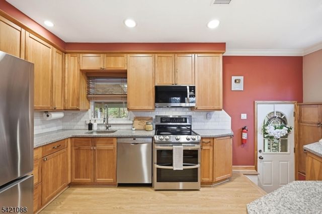 219 Snake Den Rd, Bloomingdale Boro, NJ 07465