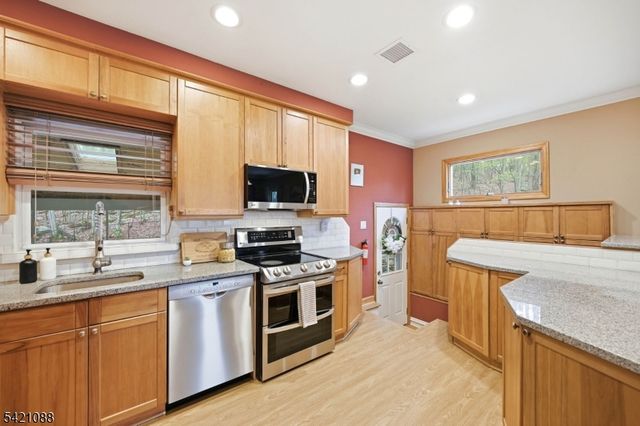 219 Snake Den Rd, Bloomingdale Boro, NJ 07465
