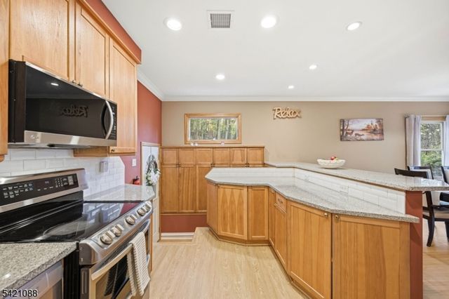 219 Snake Den Rd, Bloomingdale Boro, NJ 07465