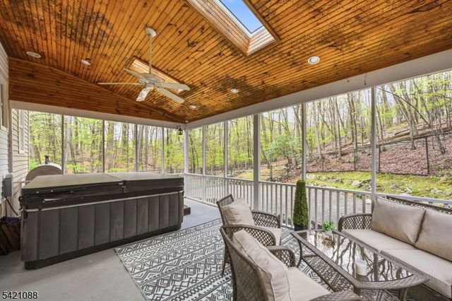 219 Snake Den Rd, Bloomingdale Boro, NJ 07465