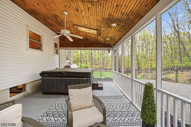 219 Snake Den Rd, Bloomingdale Boro, NJ 07465