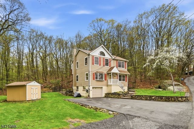 219 Snake Den Rd, Bloomingdale Boro, NJ 07465