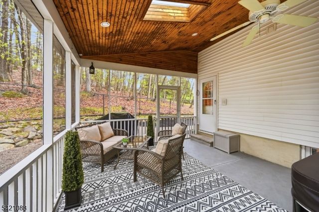 219 Snake Den Rd, Bloomingdale Boro, NJ 07465