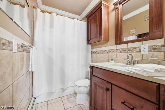 219 Snake Den Rd, Bloomingdale Boro, NJ 07465