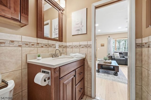 219 Snake Den Rd, Bloomingdale Boro, NJ 07465