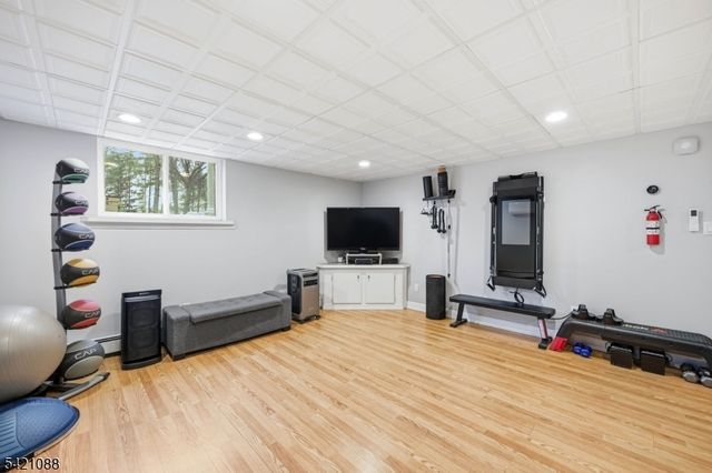 219 Snake Den Rd, Bloomingdale Boro, NJ 07465