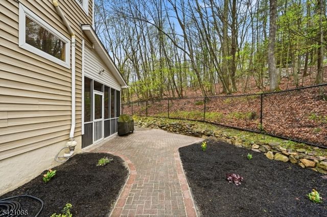 219 Snake Den Rd, Bloomingdale Boro, NJ 07465