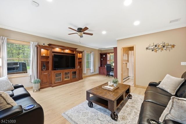 219 Snake Den Rd, Bloomingdale Boro, NJ 07465
