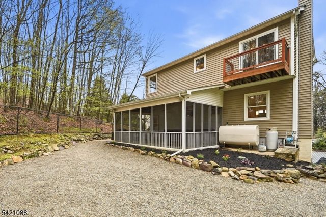219 Snake Den Rd, Bloomingdale Boro, NJ 07465