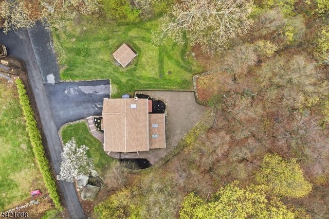 219 Snake Den Rd, Bloomingdale Boro, NJ 07465