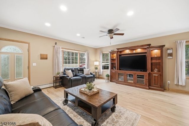 219 Snake Den Rd, Bloomingdale Boro, NJ 07465