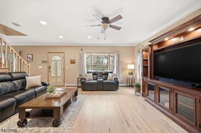 219 Snake Den Rd, Bloomingdale Boro, NJ 07465
