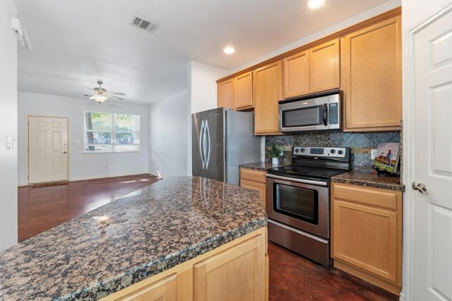 512 Eberhart LN 1905, Austin, TX 78745