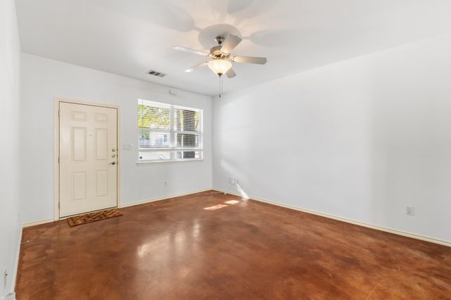 512 Eberhart LN 1905, Austin, TX 78745