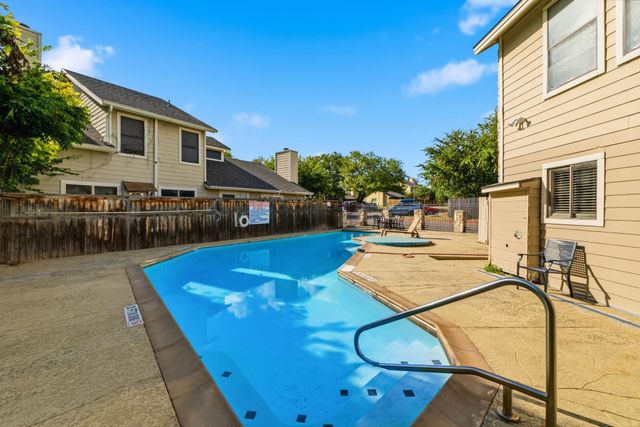 512 Eberhart LN 1905, Austin, TX 78745