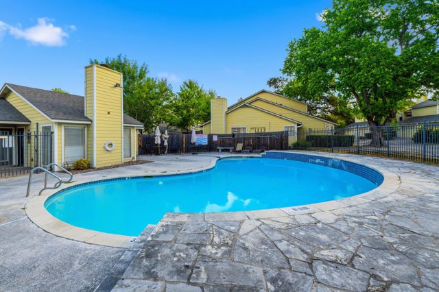 512 Eberhart LN 1905, Austin, TX 78745