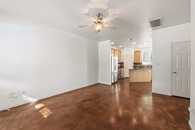 512 Eberhart LN 1905, Austin, TX 78745