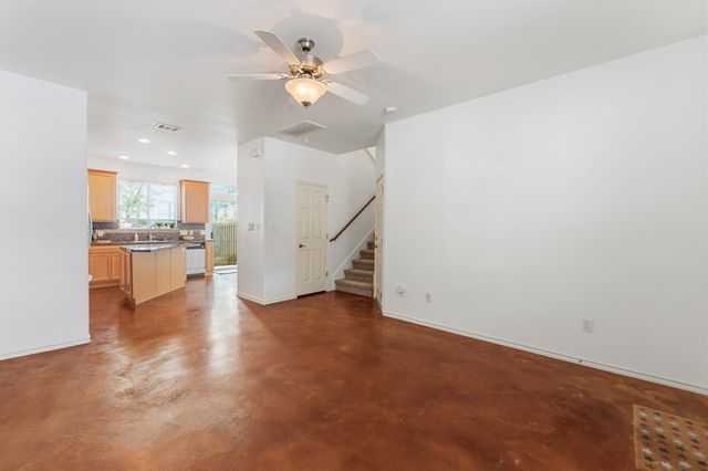 512 Eberhart LN 1905, Austin, TX 78745