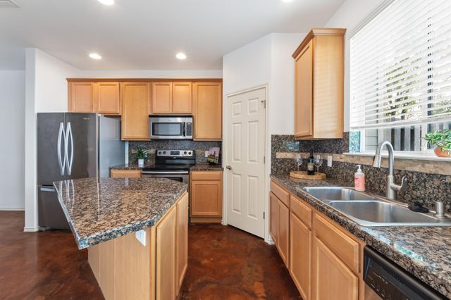 512 Eberhart LN 1905, Austin, TX 78745