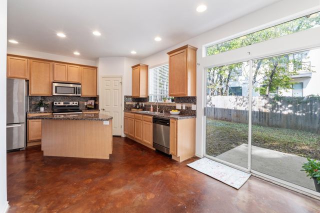 512 Eberhart LN 1905, Austin, TX 78745