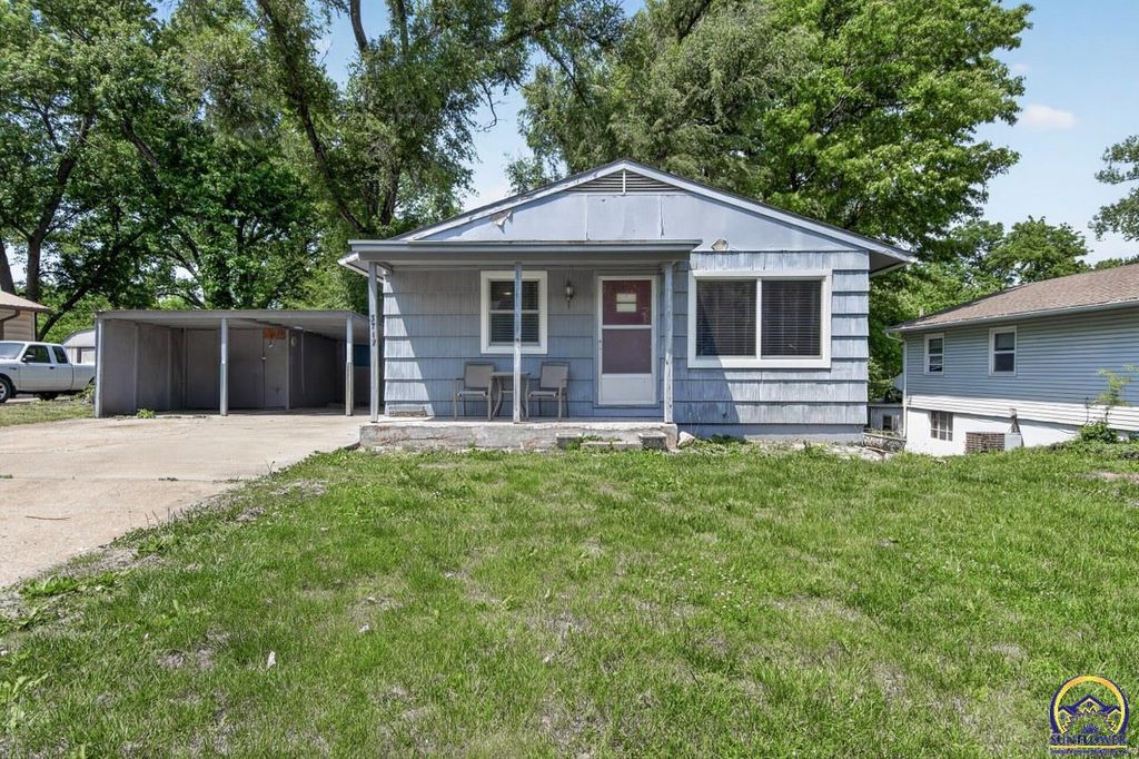 3717 SE Humboldt ST, Topeka, KS 66609