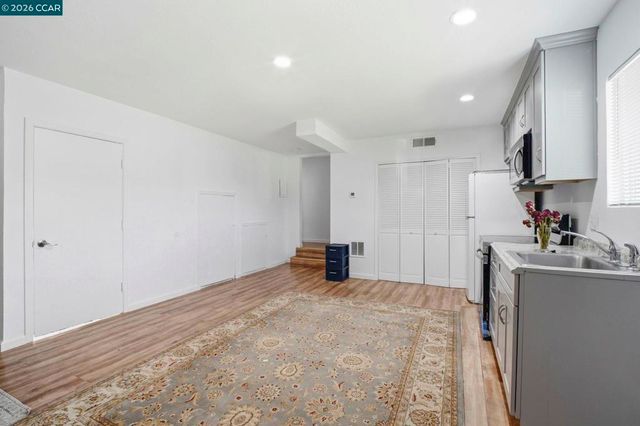 26147 26147 Danforth Ln, Hayward, CA 94545