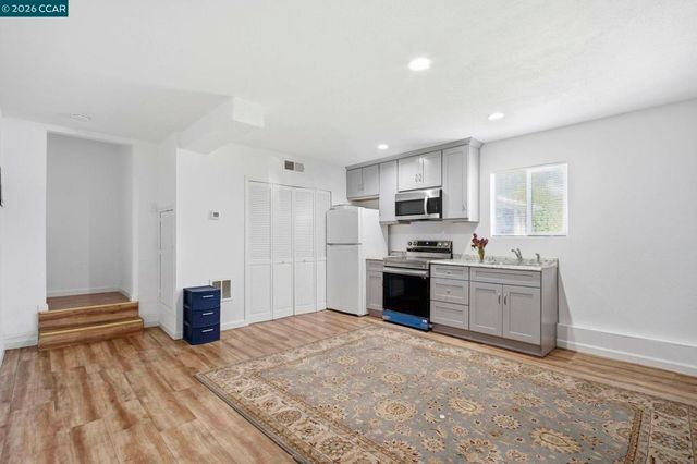 26147 26147 Danforth Ln, Hayward, CA 94545