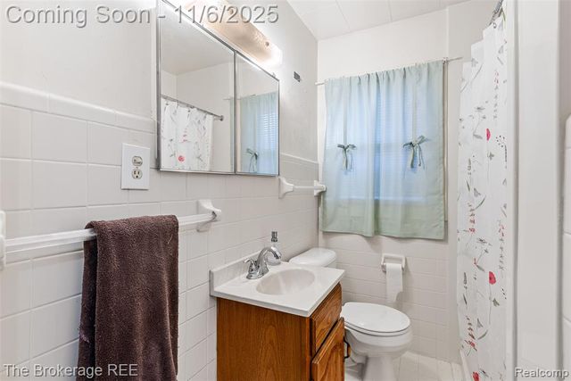 1140 Round Lake Road, White Lake, MI 48386