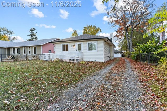 1140 Round Lake Road, White Lake, MI 48386