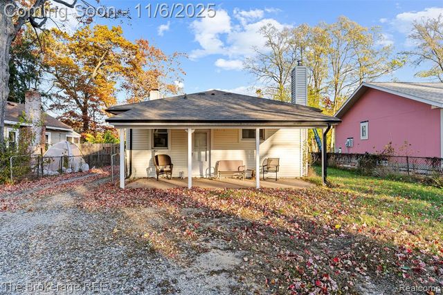 1140 Round Lake Road, White Lake, MI 48386