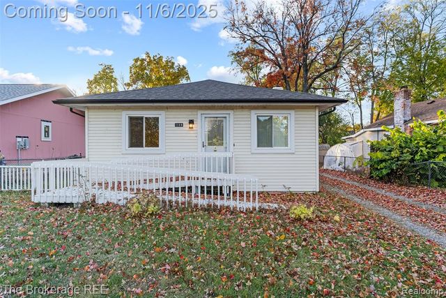 1140 Round Lake Road, White Lake, MI 48386