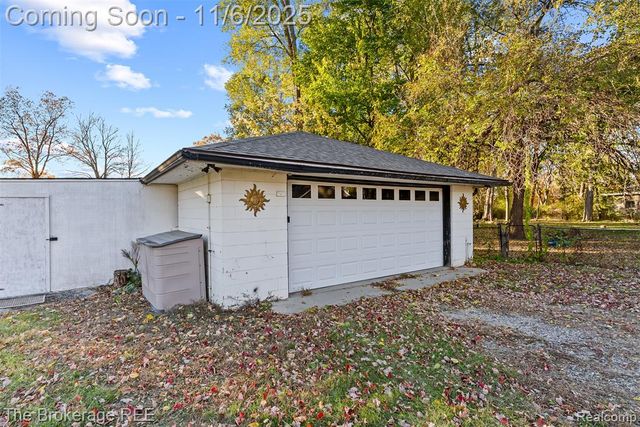 1140 Round Lake Road, White Lake, MI 48386