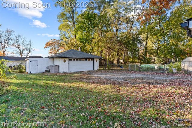 1140 Round Lake Road, White Lake, MI 48386