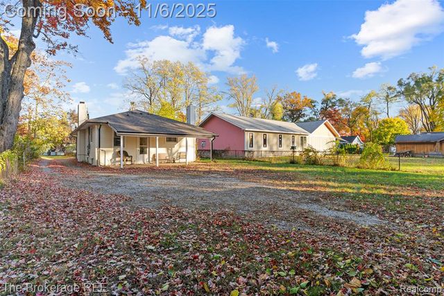 1140 Round Lake Road, White Lake, MI 48386