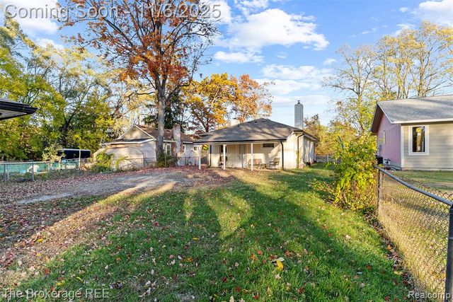 1140 Round Lake Road, White Lake, MI 48386