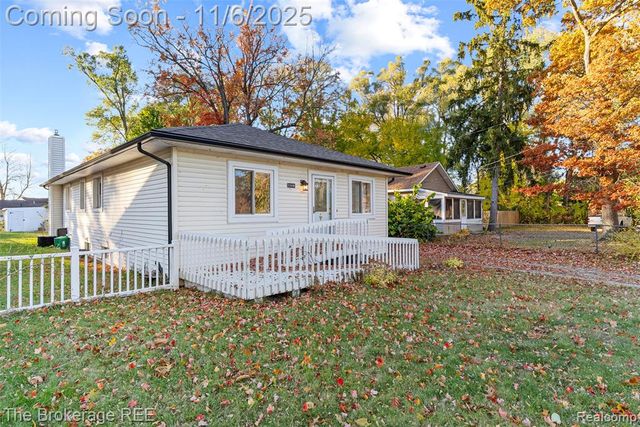 1140 Round Lake Road, White Lake, MI 48386