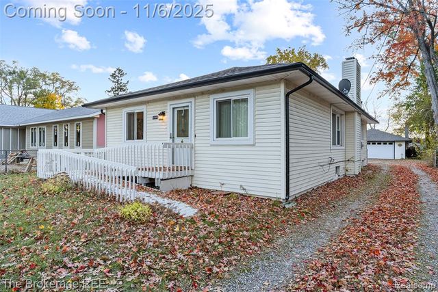 1140 Round Lake Road, White Lake, MI 48386