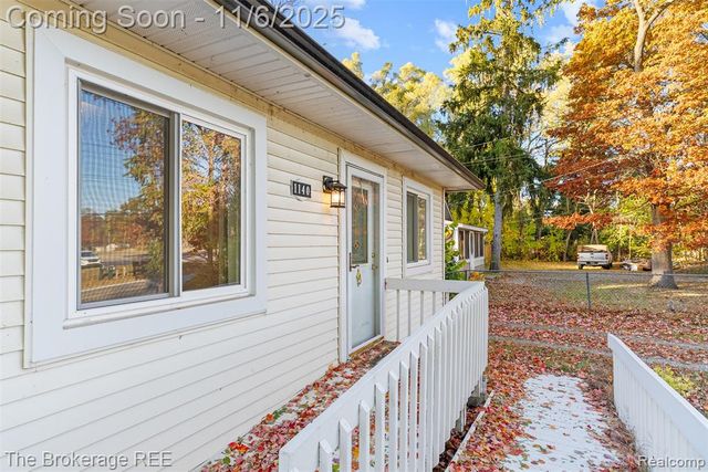 1140 Round Lake Road, White Lake, MI 48386