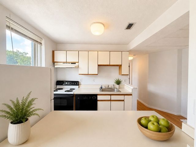 1423 Commonwealth Avenue 303, Boston, MA 02135