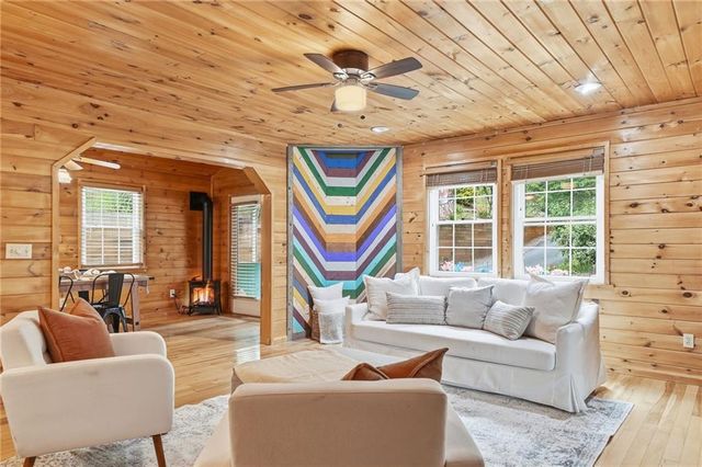 946 Laurel Circle, Blue Ridge, GA 30513