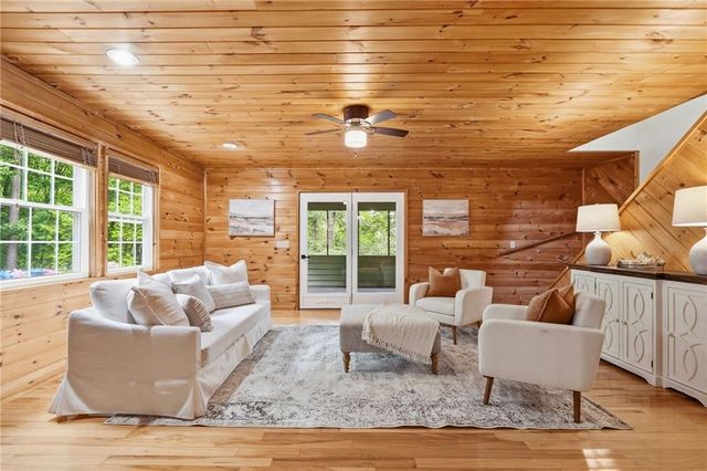 946 Laurel Circle, Blue Ridge, GA 30513
