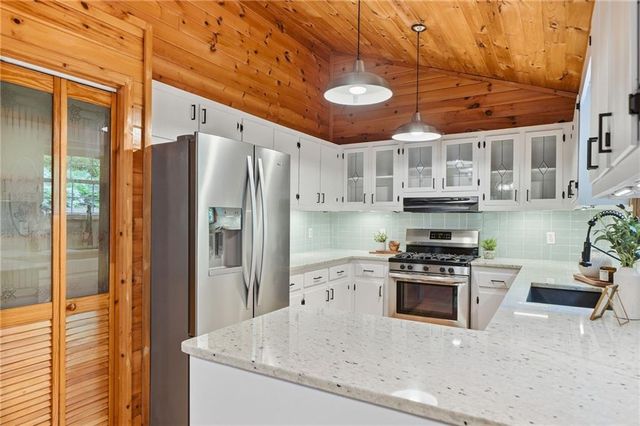 946 Laurel Circle, Blue Ridge, GA 30513
