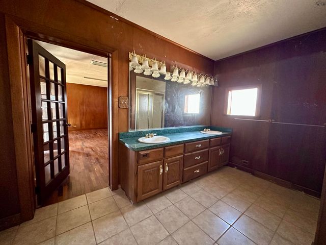 313 W CLEVELAND, Electra, TX 76360