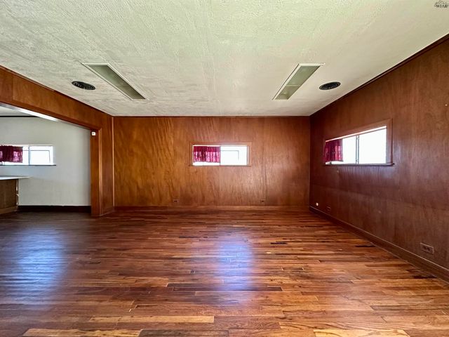 313 W CLEVELAND, Electra, TX 76360