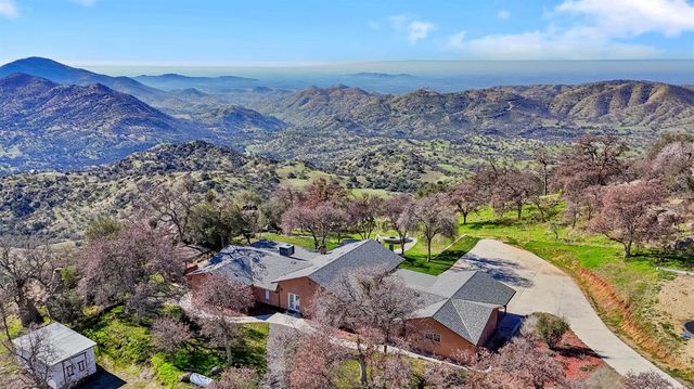 38176 Cardinal Lane, Yokuts Valley, CA 93675