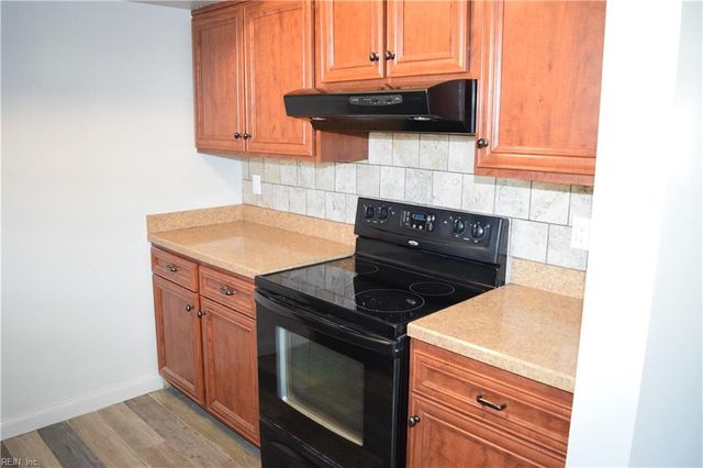12773 Woodside LN, Newport News, VA 23602