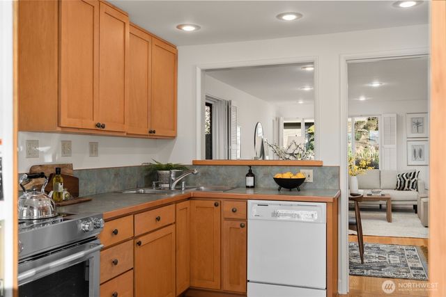 3635 43rd Avenue W, Seattle, WA 98199