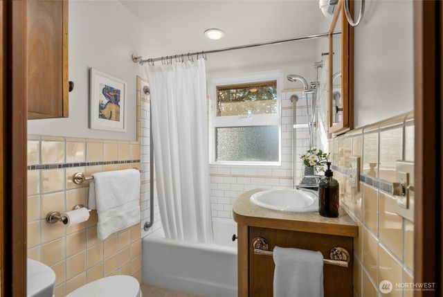 3635 43rd Avenue W, Seattle, WA 98199