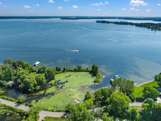 1070 Ferndale Road W, Wayzata, MN 55391